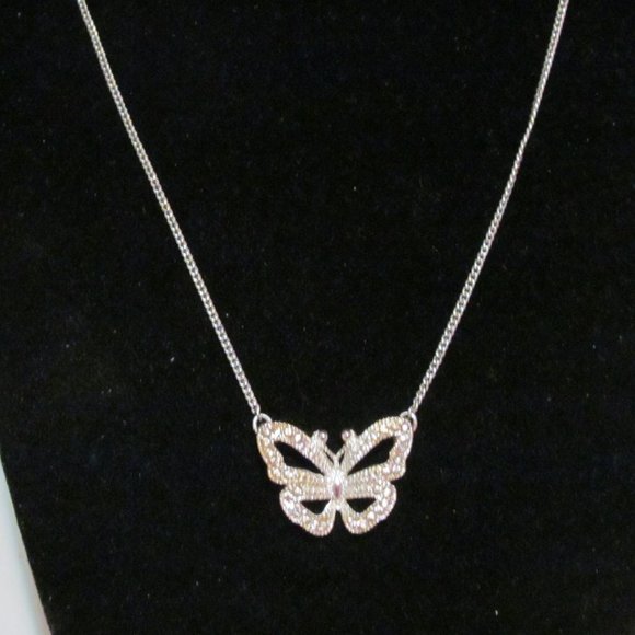 Pretty delicate Avon SH butterfly rhinestone necklace signed - Picture 1 of 2